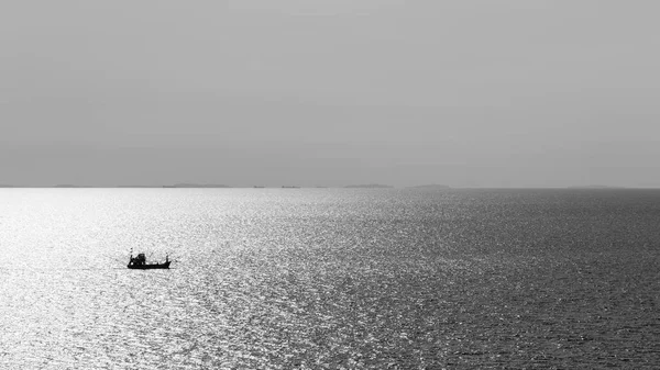 Yalnız küçük bir balıkçı gemisi kıyı şeridi, doğal arka plan üzerinde — Stok fotoğraf
