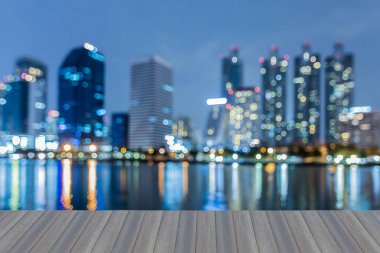 Ofis Binası bokeh su yansıma, arka plan ile alacakaranlıkta hafif bulanık