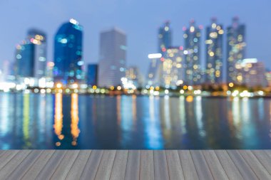 Mavi alacakaranlık ofis binası ışık gece görünümü, arka plan bulanık