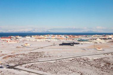 Karla kaplı, İzlanda ile küçük bir köy 