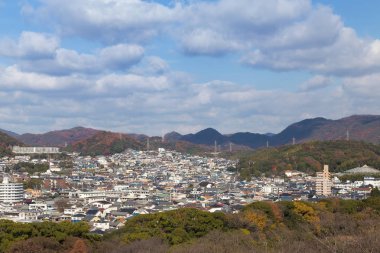 City residence bölgesi Sonbahar sezonu ile dağ arka plan ile