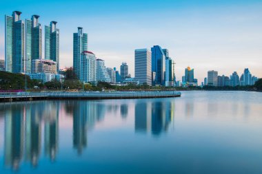 Su üzerinde ofis binası şehir şehir ışık yansıması