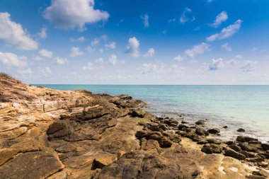 Kıyı şeridi manzarası taşın doğal deniz