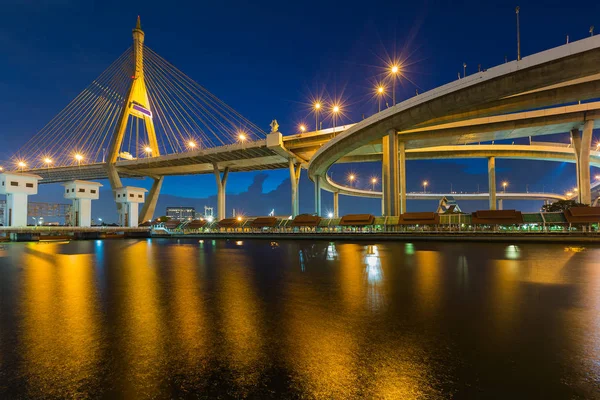 Beautiful twilight suspension bridge connect to highway interchanged — Stock Photo, Image