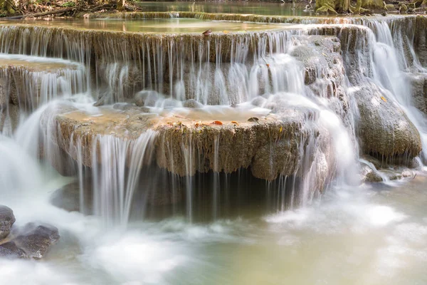 Fermer la cascade du ruisseau — Photo