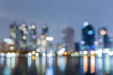 Alacakaranlık bokeh şehir ofis binası ışık su yansıması ile bulanık