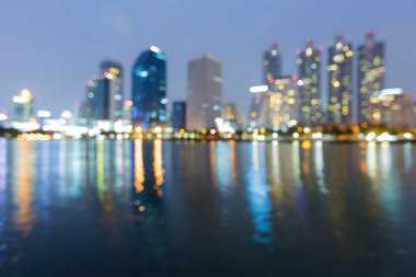 Alacakaranlık bokeh hafif ofis binası ile su yansıması bulanık