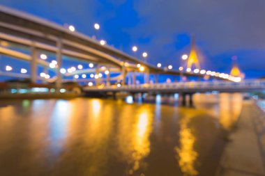 Alacakaranlık hafif asma köprü ve otoyol kavşağı ön Nehri bulanık