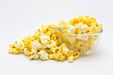 Beyaz arka plan üzerinde tatlı karamel pop corn