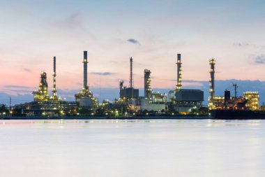 Rafineri nehir açık gece manzarası