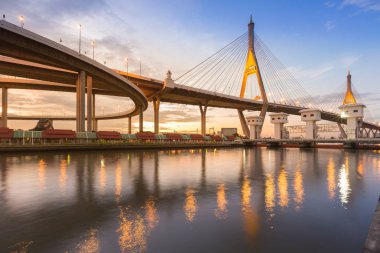 Asma köprü Nehri üzerinde watergate yansıması ile