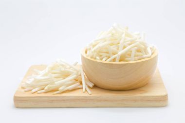 Ahşap tahta üzerinde fasulye filizi