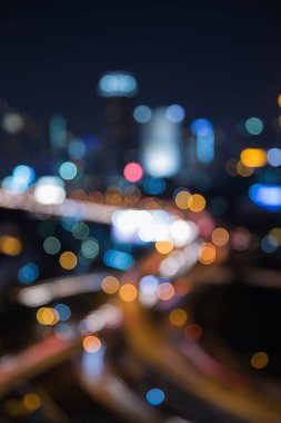 Bulanık ışık gece görünümü şehir ve otoyol deyimleri