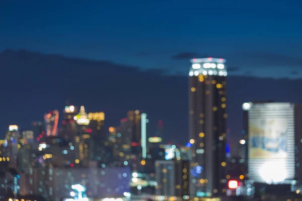 Crepúsculo borrado bokeh cidade escritório edifício noite vista — Fotografia de Stock