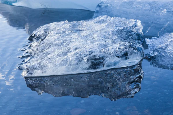 Close up, Ice breaking in winter season lagoon, Iceland — Stock Photo, Image