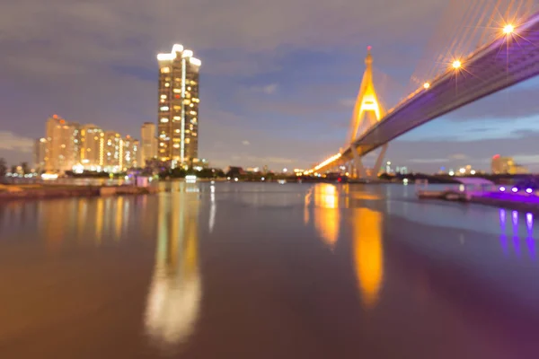 Borrado bokeh luz cidade ponte cruzar rio e reflexão — Fotografia de Stock