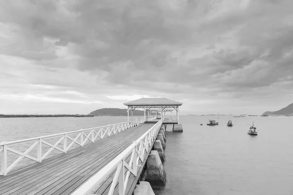 Wooden walking way over seacoast skyline — Stock Photo, Image