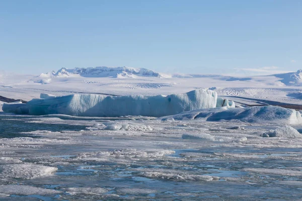 Rompiendo hielo en lago de invierno, laguna de Jakulsarlon Islandia —  Fotos de Stock