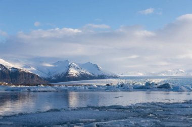 Doğal kış sezonu Jakulsarlon lagün üzerinde manzara