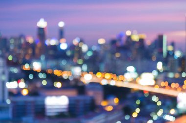 Bokeh şehir ofis binası ile alacakaranlık gökyüzü gece bulanık