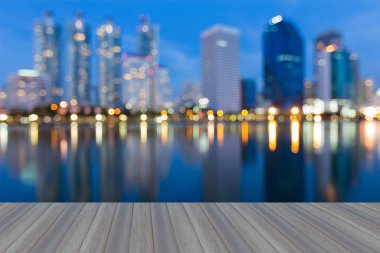 Alacakaranlık bokeh hafif ofis binası ile su yansıma, arka plan bulanık