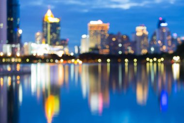 Alacakaranlık bokeh hafif ofis binası ile su yansıması bulanık