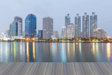 Ofis Binası ile su yansıması ile alacakaranlık arka plan, cityscape arka plan