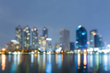 Bulanık yansıma bokeh ofis binası ile alacakaranlık gökyüzü ışık 