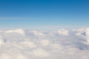 Doğal yumuşak beyaz bulutlar üzerinde mavi manzarası