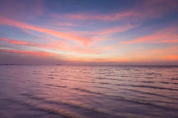 Bonito após o pôr do sol céu sobre o horizonte do litoral — Fotografia de Stock
