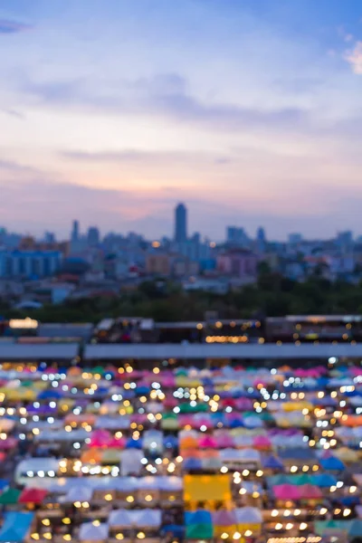 Вид с воздуха ночью размытый свет блошиный рынок крыши — стоковое фото