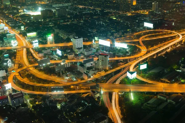 Autostrady lotu ptaka nocy widok na miasto, długi czas ekspozycji — Zdjęcie stockowe