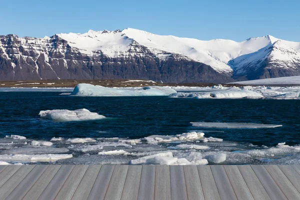 Invierno temporada de hielo en el lago y nieve cubierta de fondo de montaña, paisaje natural Islandia —  Fotos de Stock