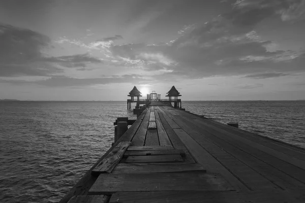 Abandonner temple dans l'horizon littoral avec chemin de marche en bois — Photo