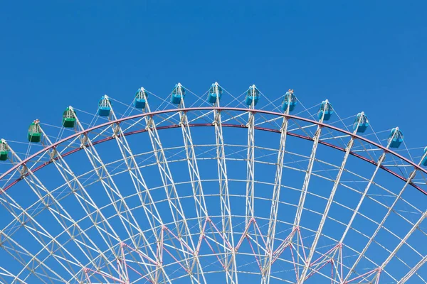 Chemin de grande fête foraine ferris roue — Photo