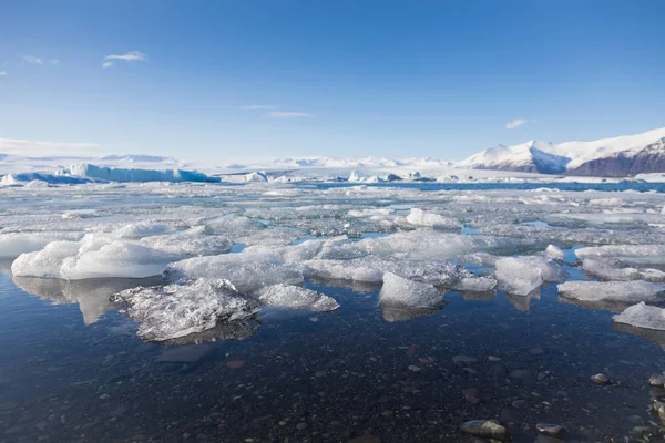 Invierno natural lago hielo rompiendo con fondo cielo claro —  Fotos de Stock