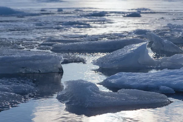 Atardecer sobre laguna de invierno de hielo en el lago Jakulsarlon, Islandia —  Fotos de Stock