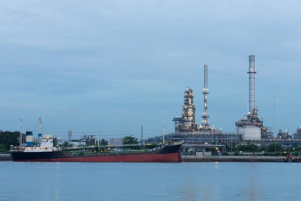 Petroleiro navio sobre gasolina refinaria fundo rio frente — Fotografia de Stock