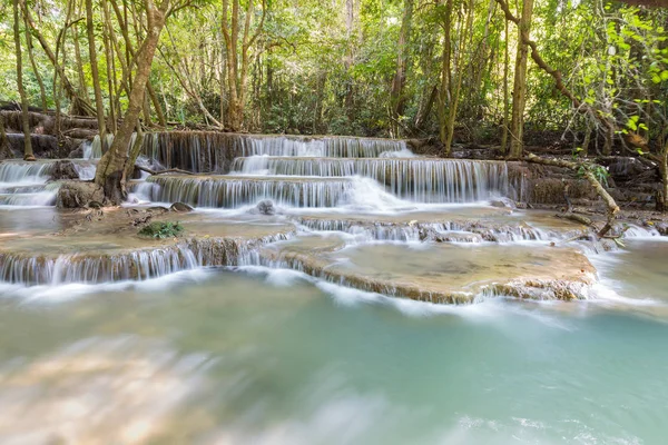 Beauté forêt tropicale cascade profonde — Photo