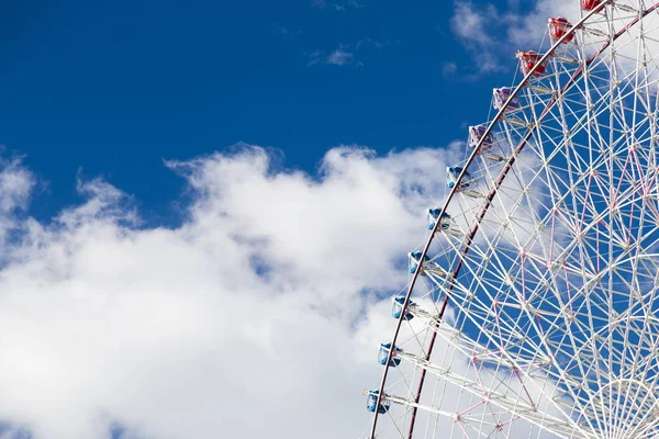 Lunapark büyük dönme dolap beyaz bulutlar karşı — Stok fotoğraf