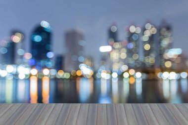 Alacakaranlık bokeh ışık şehir ofis binası ile yansıma gece görüş, arka plan bulanık