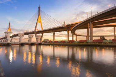 İki Yataklı asma köprü ve otoyol kavşağı üzerinde beyaz watergate