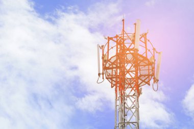 Anten telekomünikasyon kule mavi gökyüzü