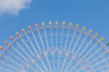 Büyük dev dönme dolap mavi gökyüzü karşı yarısı