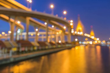 Mavi alacakaranlık bulanık bokeh hafif asma köprü yansıması ile