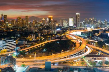 Güzel alacakaranlık gökyüzü ile gece ışık otoyol kavşağı