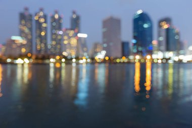 Alacakaranlık gece bulanık bokeh yansıma ışık ofis binası