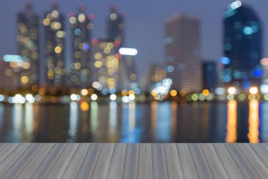 Su yansıma bokeh hafif ofis binası, arka plan bulanık