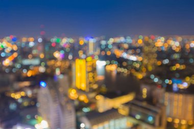 Bokeh şehir şehir merkezindeki mavi alacakaranlık gökyüzü gece bulanık