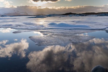Frost kış Gölü mavi gökyüzünün yansıması ile